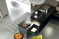 arredo-cucina-piccola-quadrata-penisola