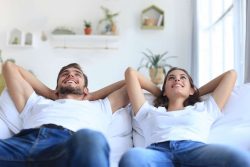 Un divano letto è un arredo molto versatile e funzionale, che non dovrebbe mai mancare in casa. Anche se non lo userai tutti i giorni, può sempre capitare di dover ospitare qualche amico o parente e un divano letto è l’ideale in queste situazioni. Ti basta aprirlo e avere pronto un comodo letto in cui accogliere i tuoi ospiti! In commercio ne troverai molti tipi e modelli, quindi è importante valutare bene le caratteristiche per scegliere quello che meglio risponde alle tue necessità. Ecco 5 consigli per trovare il divano letto giusto! Quali dimensioni? Ovviamente la prima questione riguarda le dimensioni. La maggioranza dei modelli che troverai sono divani con letto matrimoniale integrato, che sono anche i più funzionali e versatili. Esistono modelli di divani letto a 2 posti anche molto compatti e poco ingombranti, quindi valuta quanto spazio hai in soggiorno e poi fai la tua scelta. Ovviamente dovrai calcolare anche l’ingombro del divano letto aperto. Se ti occorre invece solo un letto singolo, meglio optare per una poltrona letto, meno ingombrante. Quale materasso? La scelta del materasso dipende essenzialmente dall’utilizzo che farai del tuo divano letto. Se vivi in un monolocale e tutte le sere utilizzi il divano letto per dormire, scegli un materasso di buona qualità, alto almeno 15 cm (meglio ancora se 18-20 cm). I materiali migliori sono il lattice, il memory foam ma anche il poliuretano espanso. Se invece userai il divano letto solo saltuariamente, puoi optare per un materasso di qualità più bassa: un’altezza di 10-12 cm è più che sufficiente, mentre come materiali puoi scegliere un modello in schiuma. Quale apertura? Il meccanismo di apertura è sicuramente una variabile che influisce sulla praticità, la facilità e la velocità di utilizzo. Se userai il divano letto ogni giorno, questo è un fattore essenziale. I modelli più facili e rapidi da aprire sono quelli clic-clac, che si aprono tramite ribaltamento, o quelli con sistema scorrevole. In questi casi, il materasso dove si dorme è parte integrante delle sedute del divano, quindi saranno sottoposti a maggiore usura. Altri modelli hanno una struttura che scivola interamente all’interno del divano e, una volta aperta, diventa un letto con il suo materasso. Questi sono più comodi e garantiscono una vita più lunga al divano, ma sono un po’ più complicati da aprire e chiudere. Quale stile? Oggi esistono divani letto matrimoniali di ogni stile, quindi sicuramente non avrai difficoltà a trovare quello che si adatta meglio al tuo gusto e al tuo arredamento di casa. Ci sono quelli moderni, dalle forme squadrate e pulite, e quelli di design, che presentano invece linee sinuose e caratteristiche originali. I divani tradizionali hanno un poggiatesta ben alto e una seduta più stretta, per stare comodi in posizione eretta. La maggior parte dei nuovi modelli di divano hanno i piedini piuttosto alti. Questo non solo gli conferisce un aspetto più slanciato, snello ed elegante, ma permette anche di pulire sotto il divano con grande facilità, evitando che si accumuli la polvere. Quale forma? Anche per quanto riguarda la forma del divano, puoi scegliere in base allo spazio a disposizione e alla disposizione dei mobili in soggiorno. La maggioranza dei divani letto a 2 posti sono lineari, quindi dritti, e si prestano bene sia ad essere addossati al muro che utilizzati in mezzo alla stanza, magari abbinati ad un pouf. Se hai abbastanza spazio a disposizione, puoi optare anche per un divano con letto matrimoniale di forma angolare, sicuramente più comodo quando lo usi come divano. Un’altra tendenza del momento sono i modelli con isola o con penisola, che garantiscono una seduta molto comoda anche in posizione distesa.