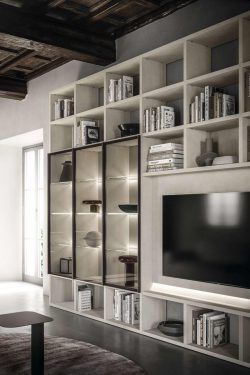parete a spalla con vetrine illuminate